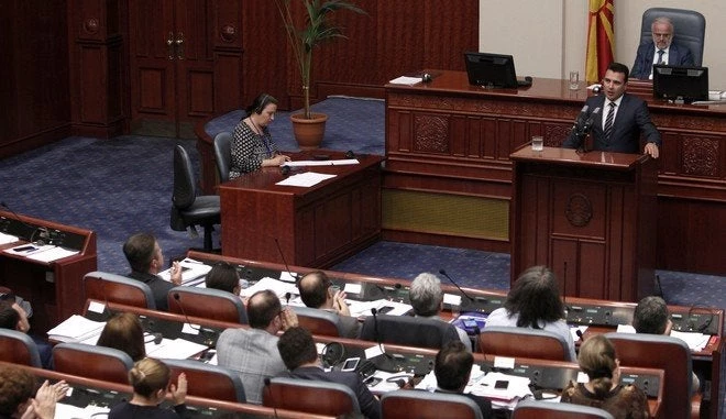 Bloomberg: Η ΠΓΔΜ προσπαθεί να υπερνικήσει το τελευταίο εμπόδιο για την ένταξή της σε ΝΑΤΟ και Ε.Ε.